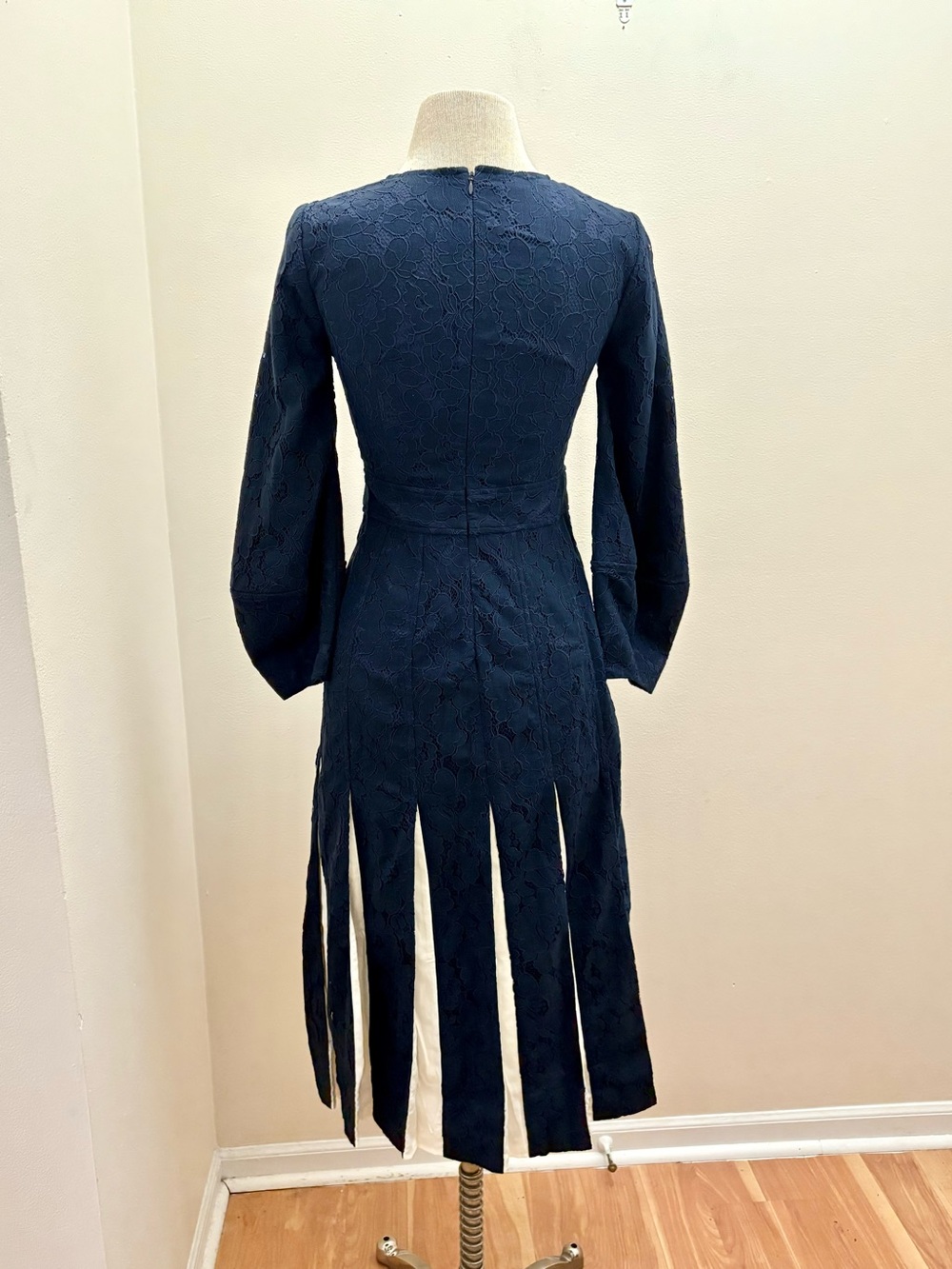 Tuckernuck Navy Blue Floral Lace Cristiana Pleated Dress Size XS Cocktail Formal - Picture 4 of 16